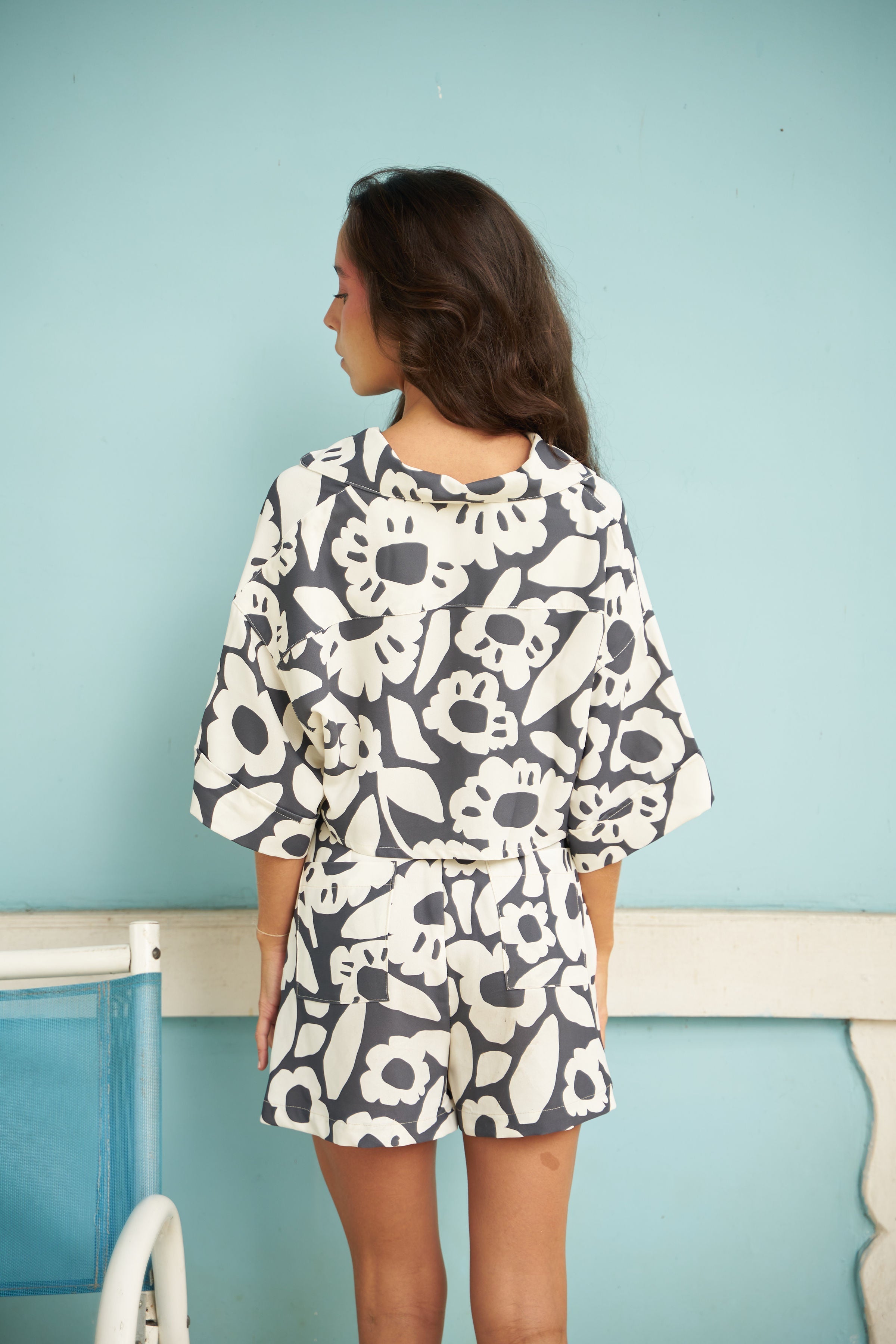 UN ABRAZO FLORAL EN EL BALCÓN (BLACK) SHIRT