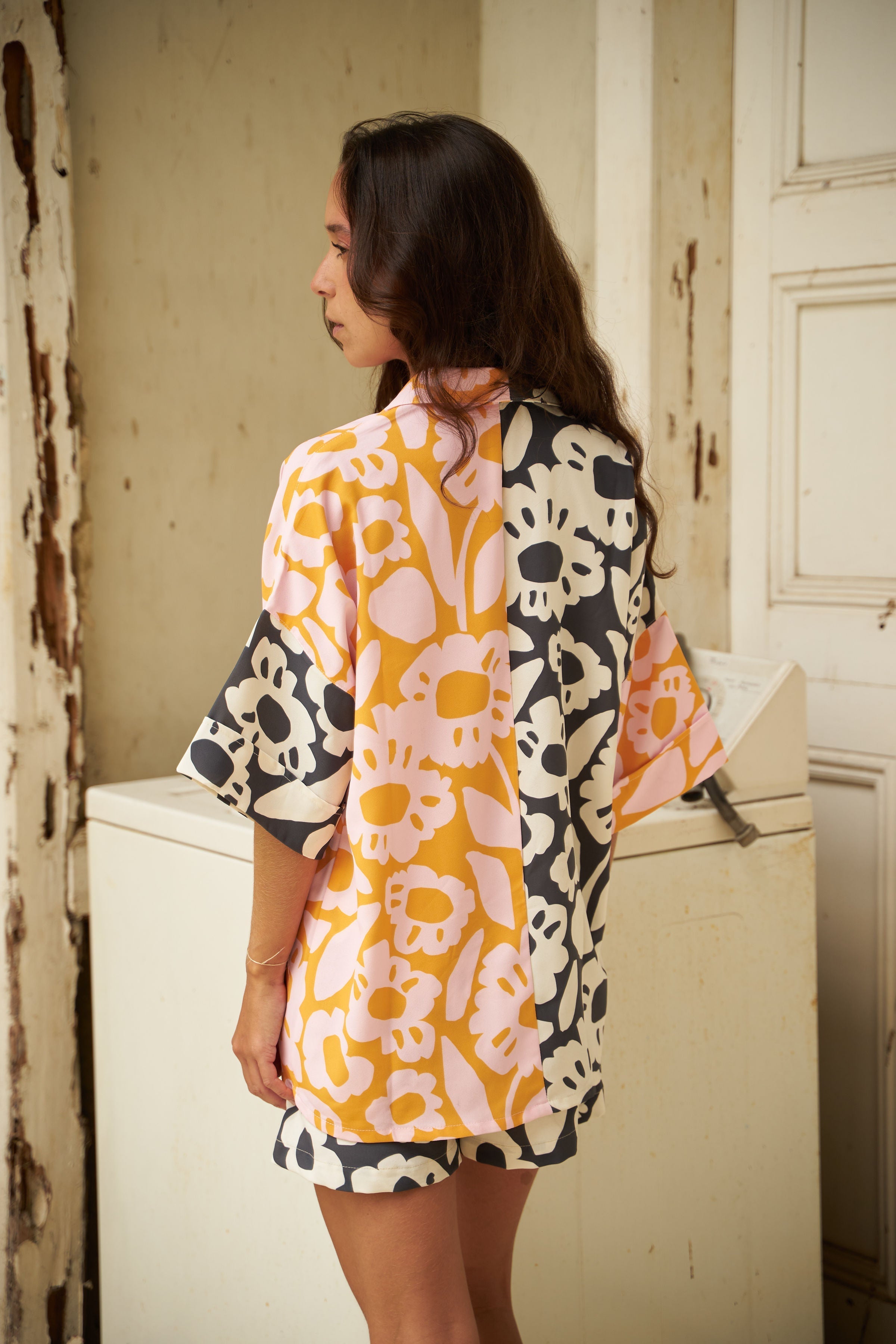 UN ABRAZO FLORAL EN EL BALCÓN (MIXED) SHIRT