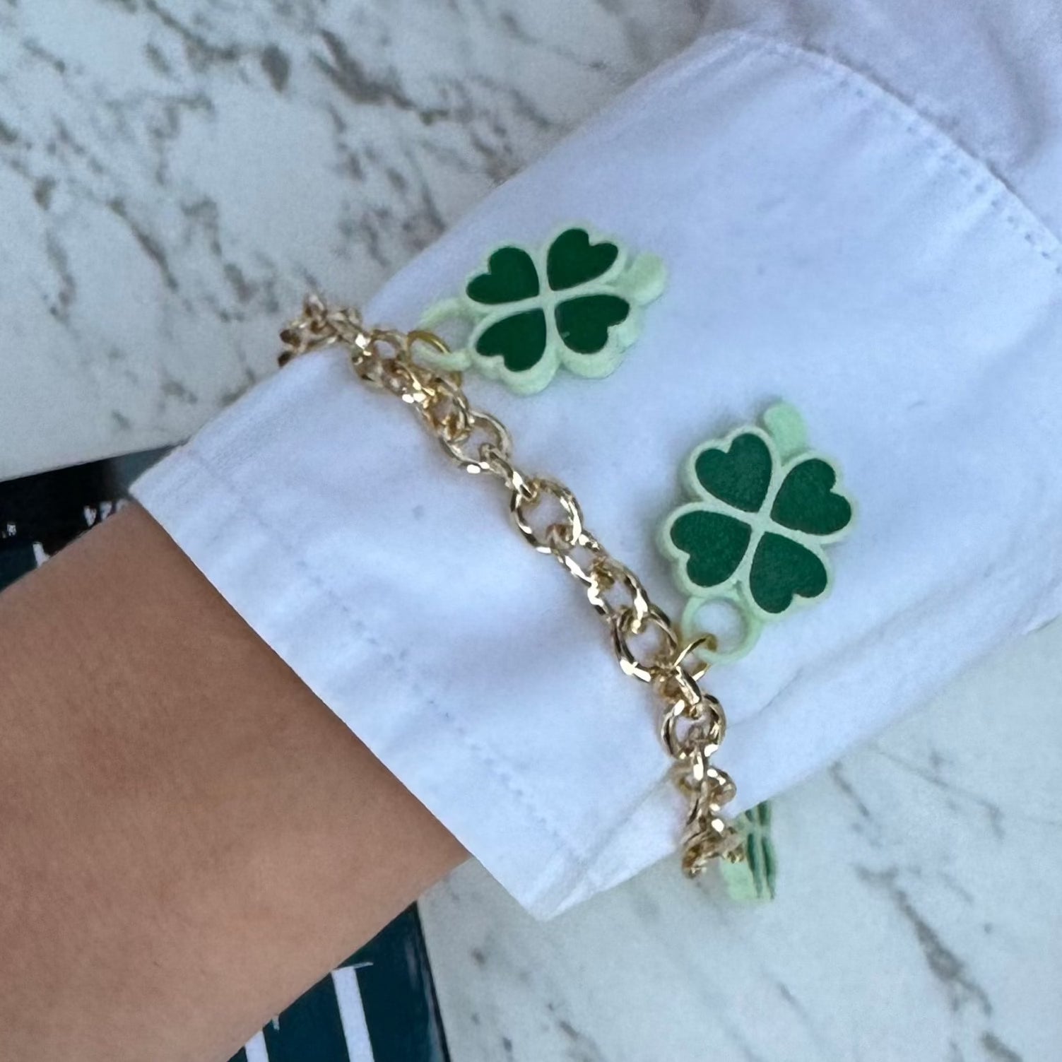 BRAZALETE CON DIJES DE TRÉBOL