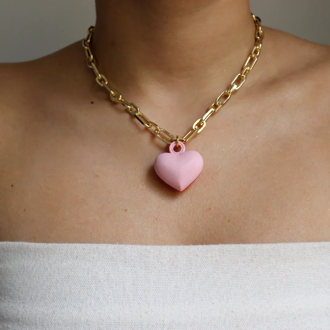 DIJE DE RELICARIO EN FORMA DE CORAZÓN