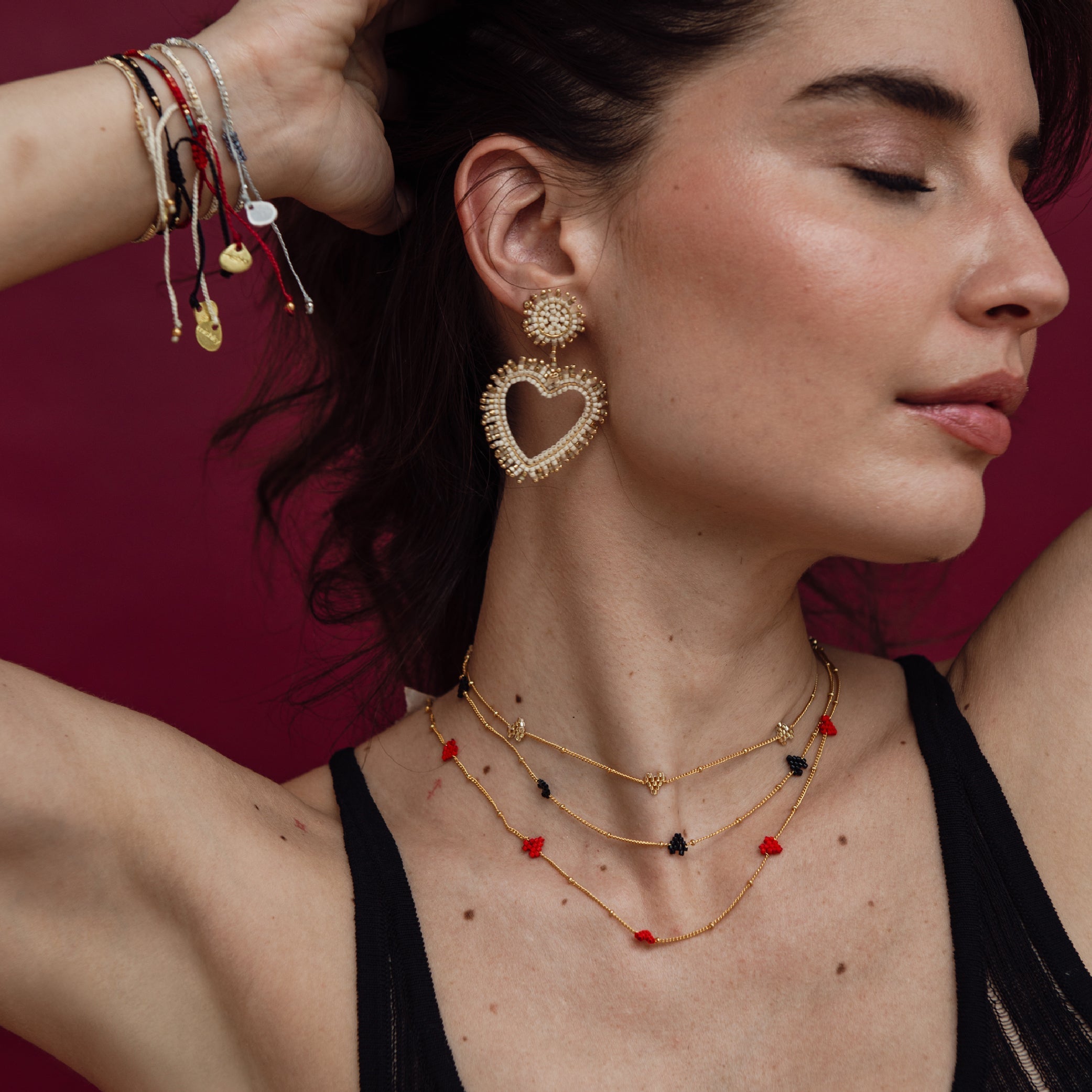 Aretes de corazones chapados en oro con flecos bordados en Miyuki