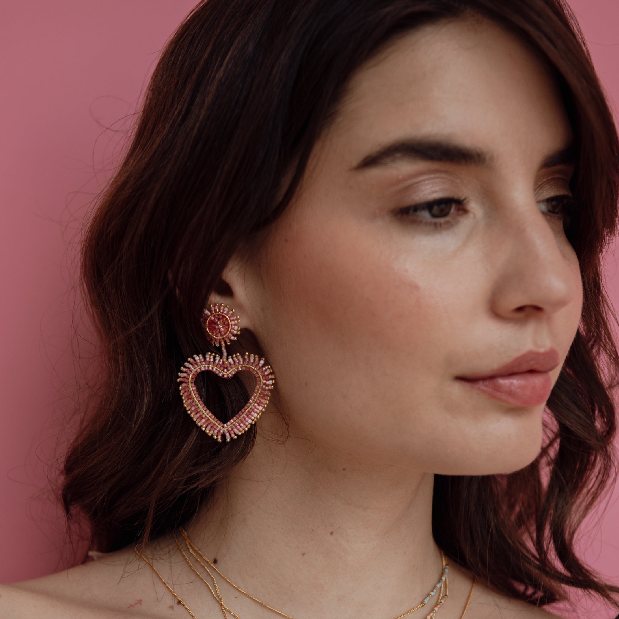 Aretes de corazones chapados en oro con flecos bordados en Miyuki