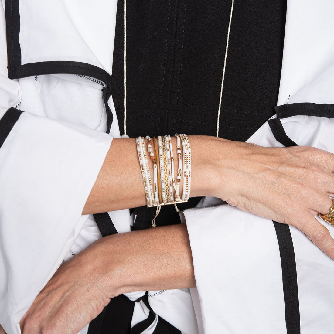 Brazalete Potpourri Blanco y Café