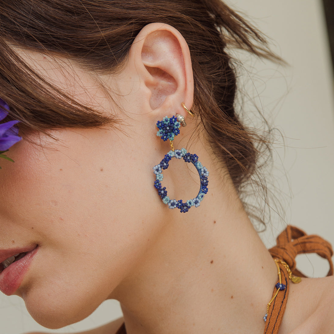 Aretes de aros chapados en oro con flores en Miyuki