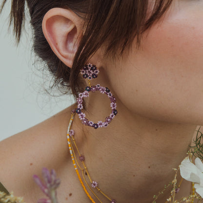 Aretes de aros chapados en oro con flores en Miyuki