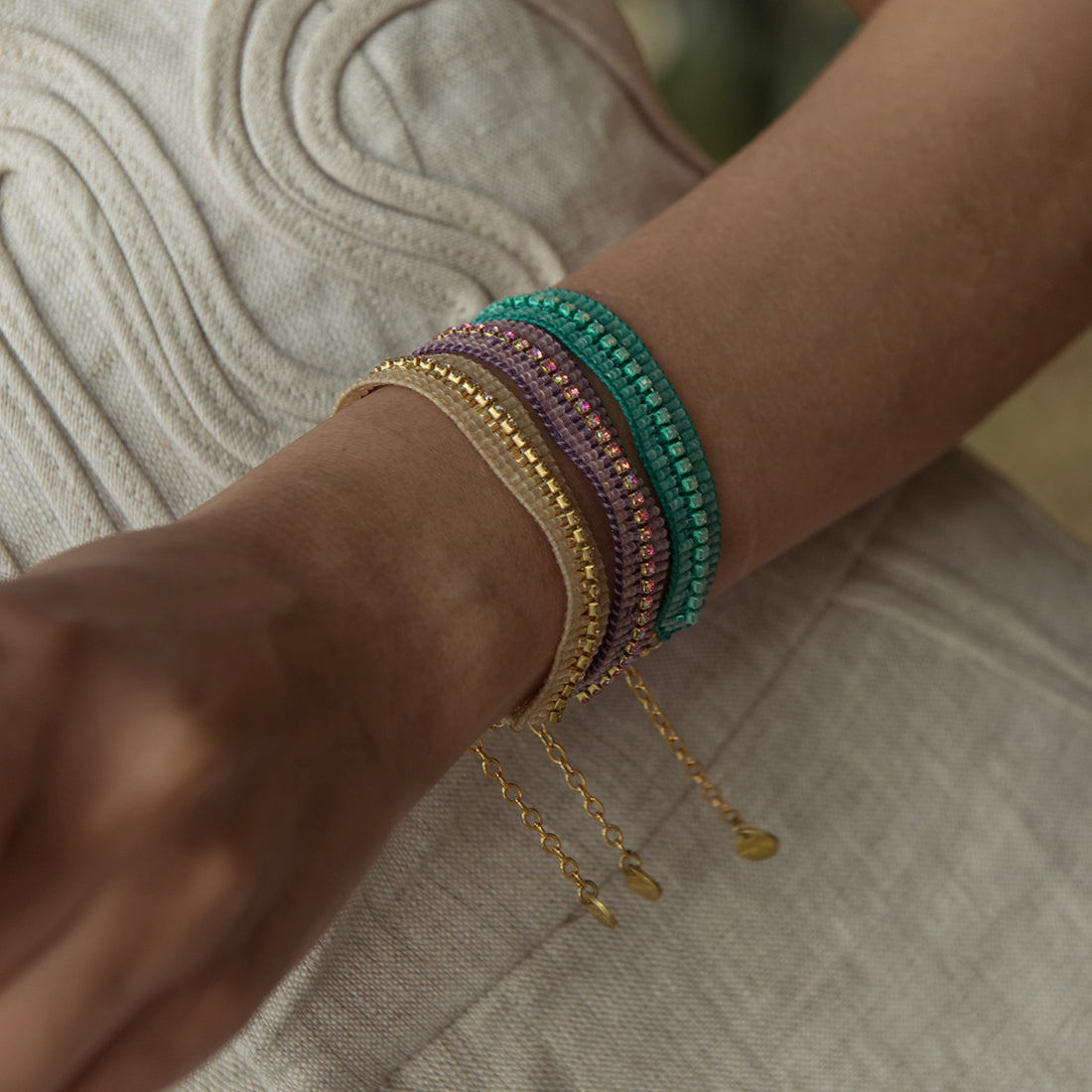 Brazalete ajustable de Miyuki con piedras brillantes