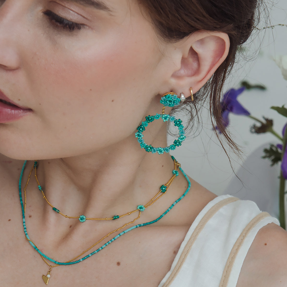 Aretes de aros chapados en oro con flores en Miyuki