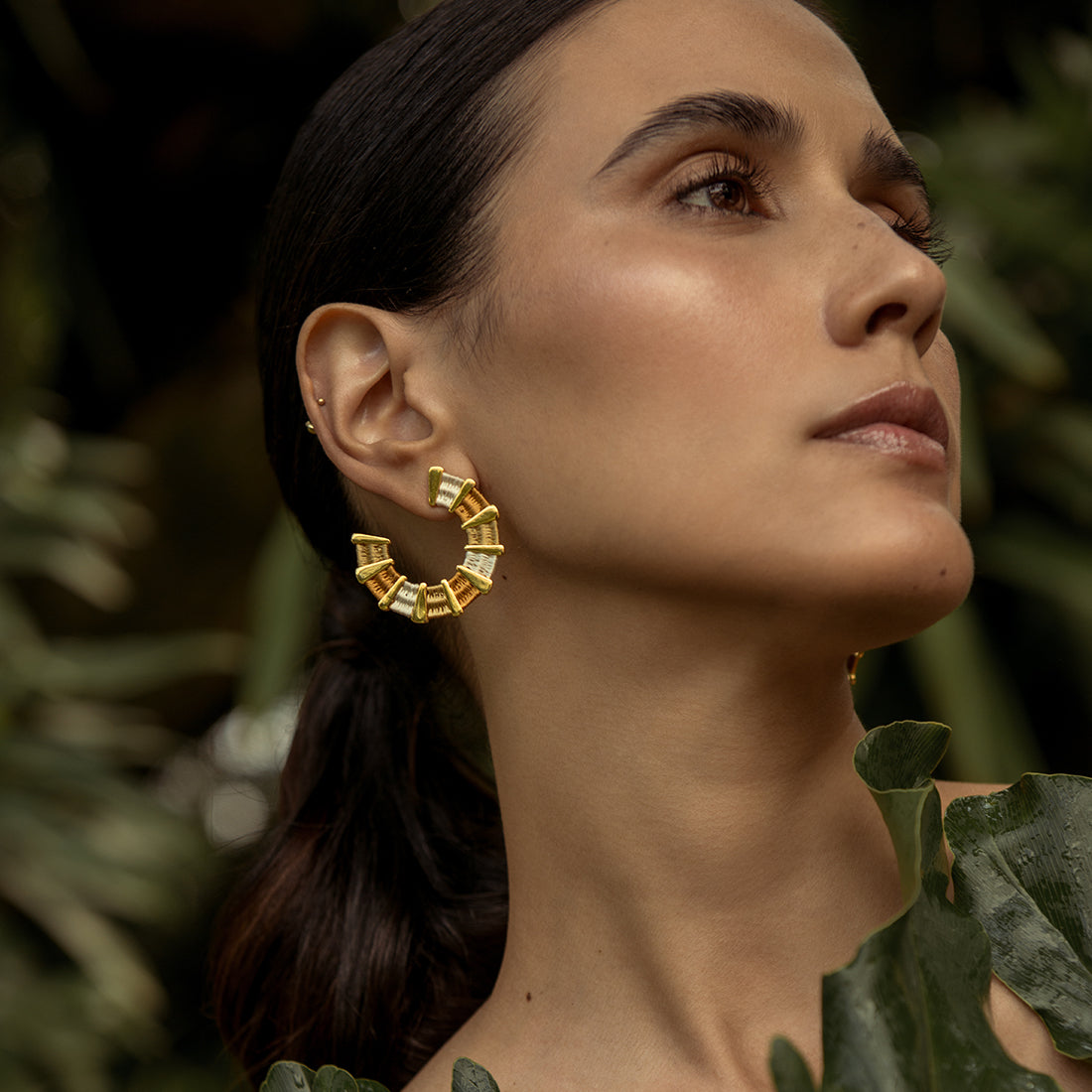 Aros chapados en oro tejidos con hilo