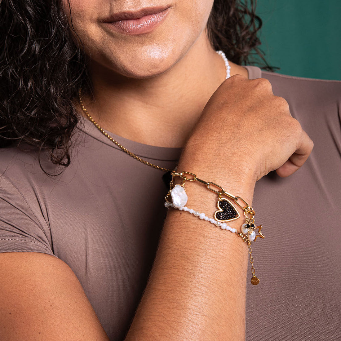 Brazalete Charmy Dorado/Blanco/Negro