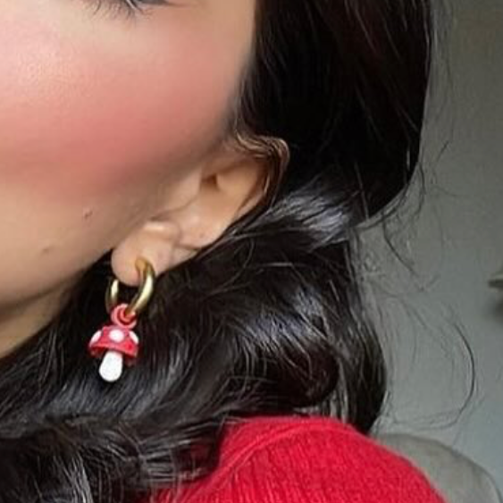 CANDONGAS DORADAS CON DIJE DE HONGO