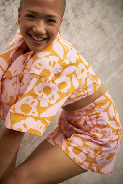 UN ABRAZO FLORAL EN EL BALCÓN (ROSA) SHIRT