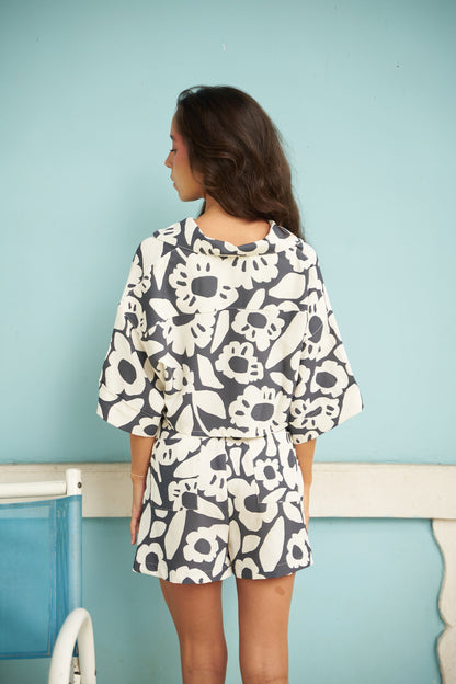 UN ABRAZO FLORAL EN EL BALCÓN (BLACK) SHIRT