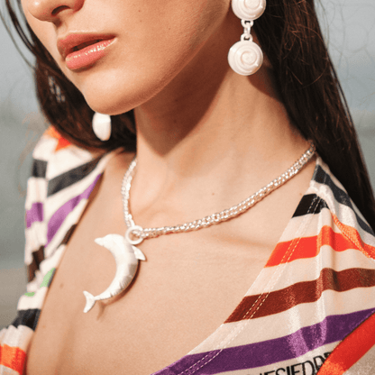 COLLAR CON DIJE DE DELFÍN DE AJEDREZ