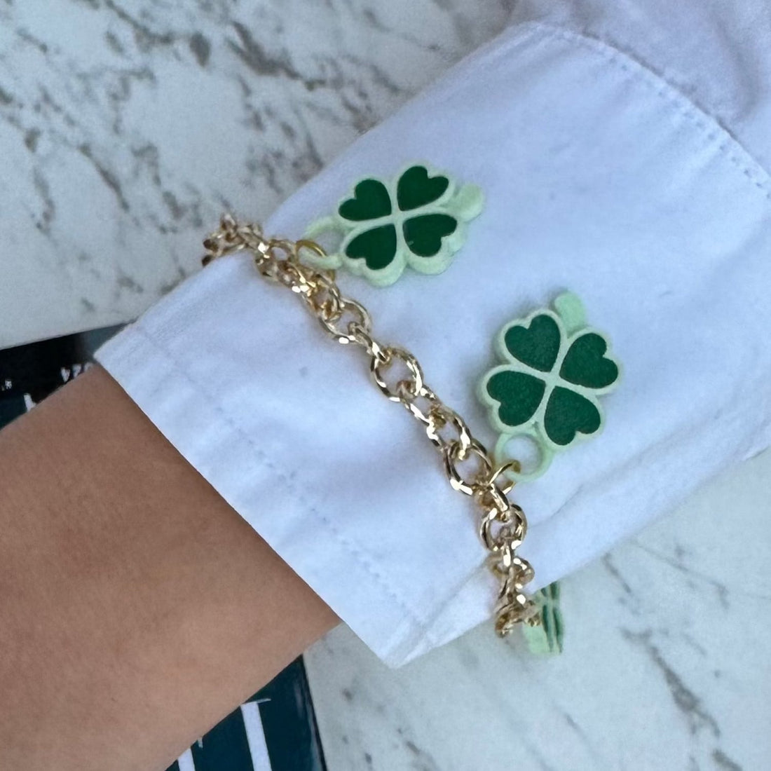 BRAZALETE CON DIJES DE TRÉBOL