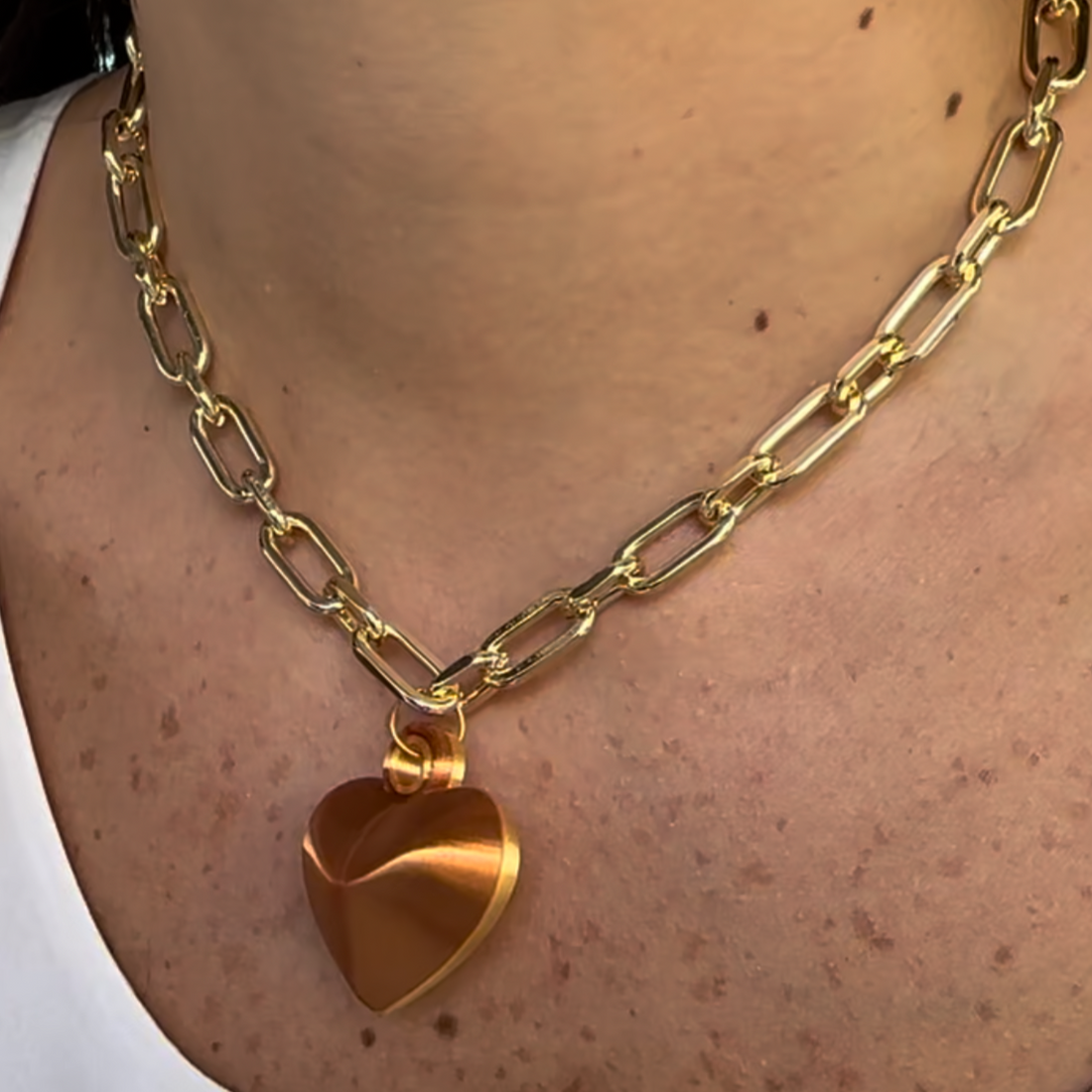 COLLAR CON CADENA DORADA Y RELICARIO