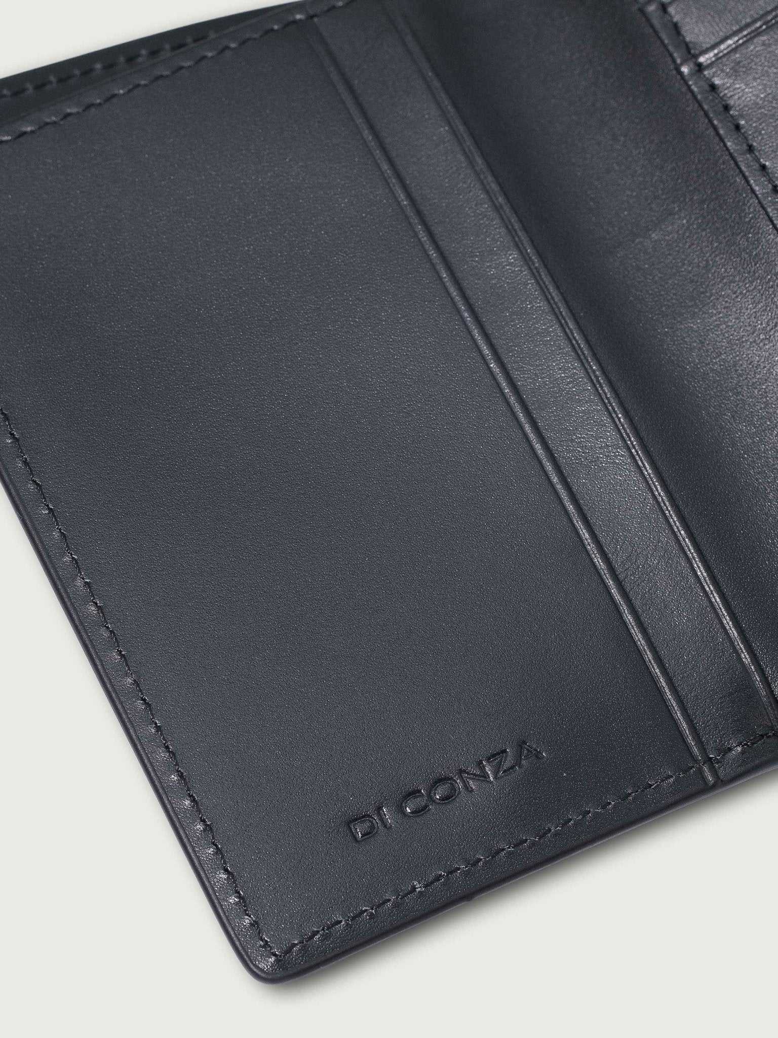 CARTERA VERTICAL DE CUERO NEGRO UNISEX