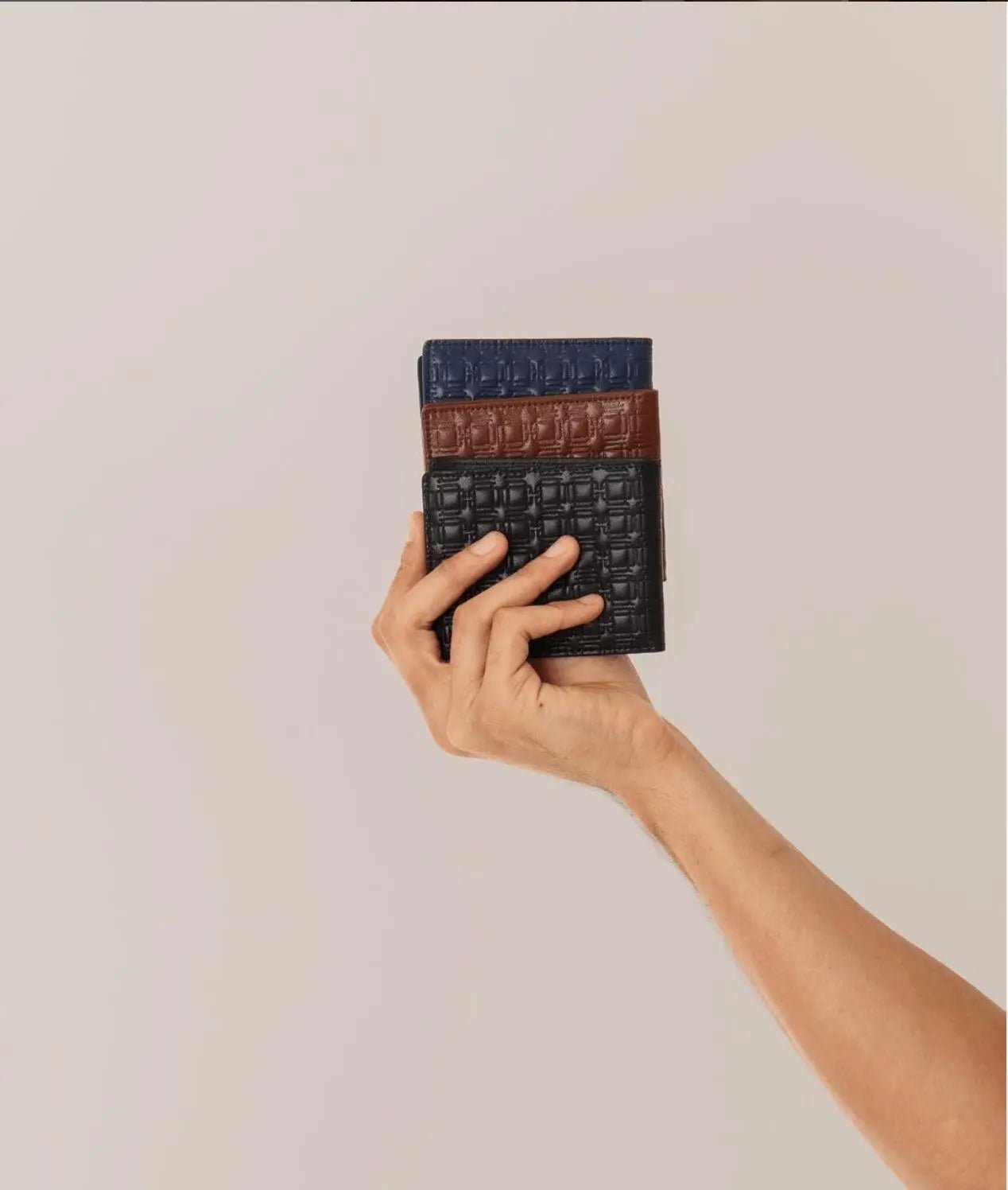 CARTERA MONOGRAMA NEGRO PARA 8 TARJETAS