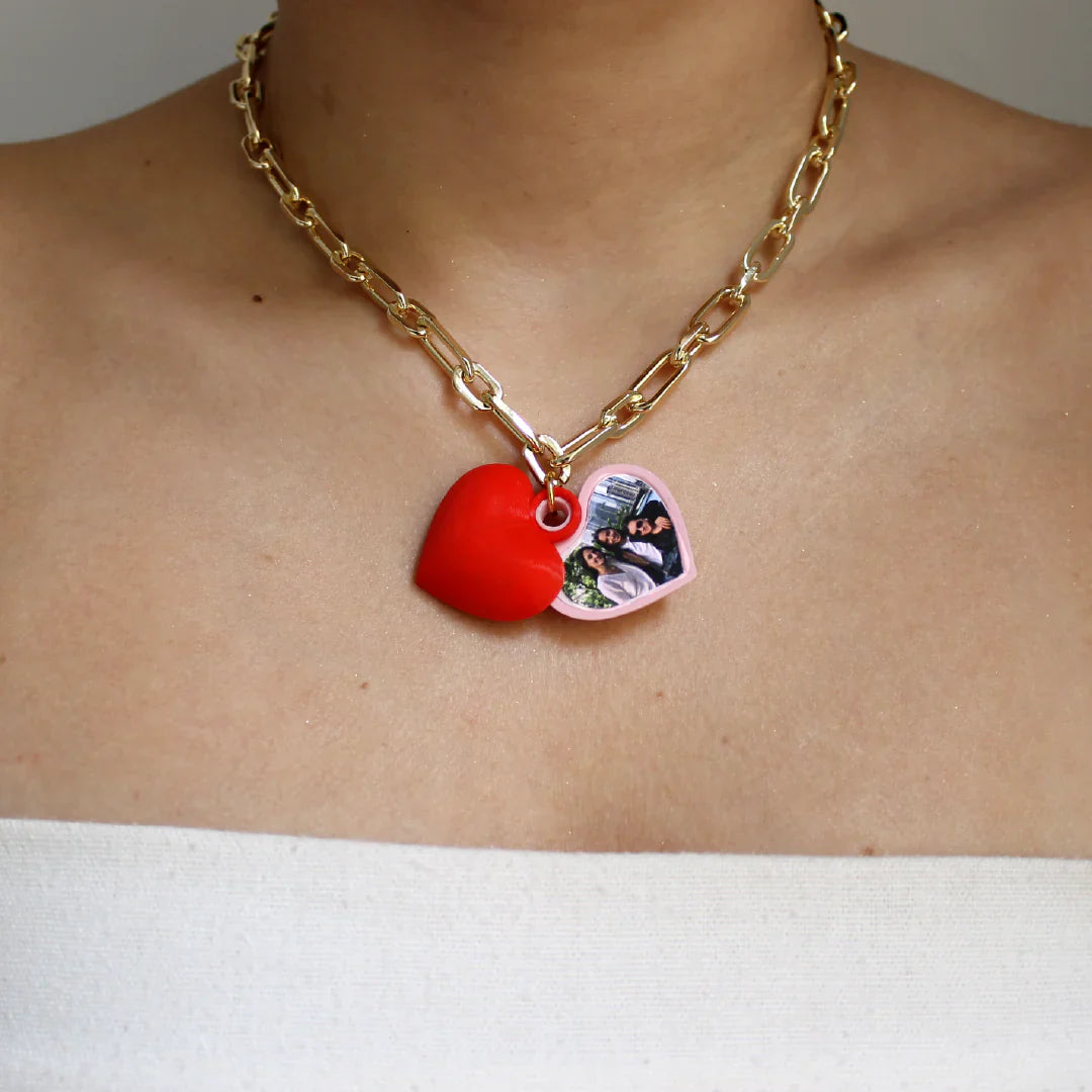 DIJE DE RELICARIO EN FORMA DE CORAZÓN