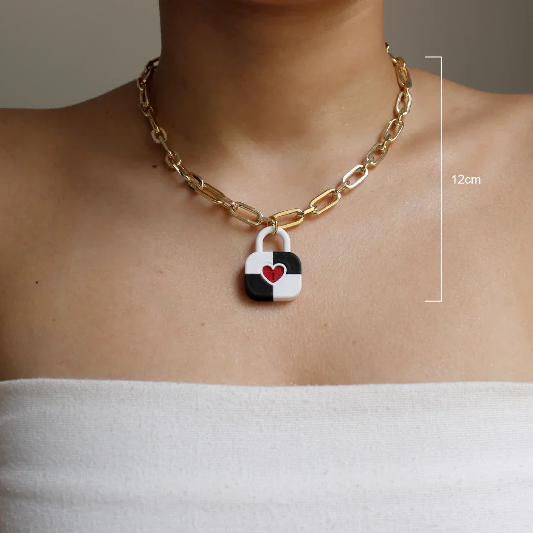 COLLAR DORADO CON DIJE DE CANDADO