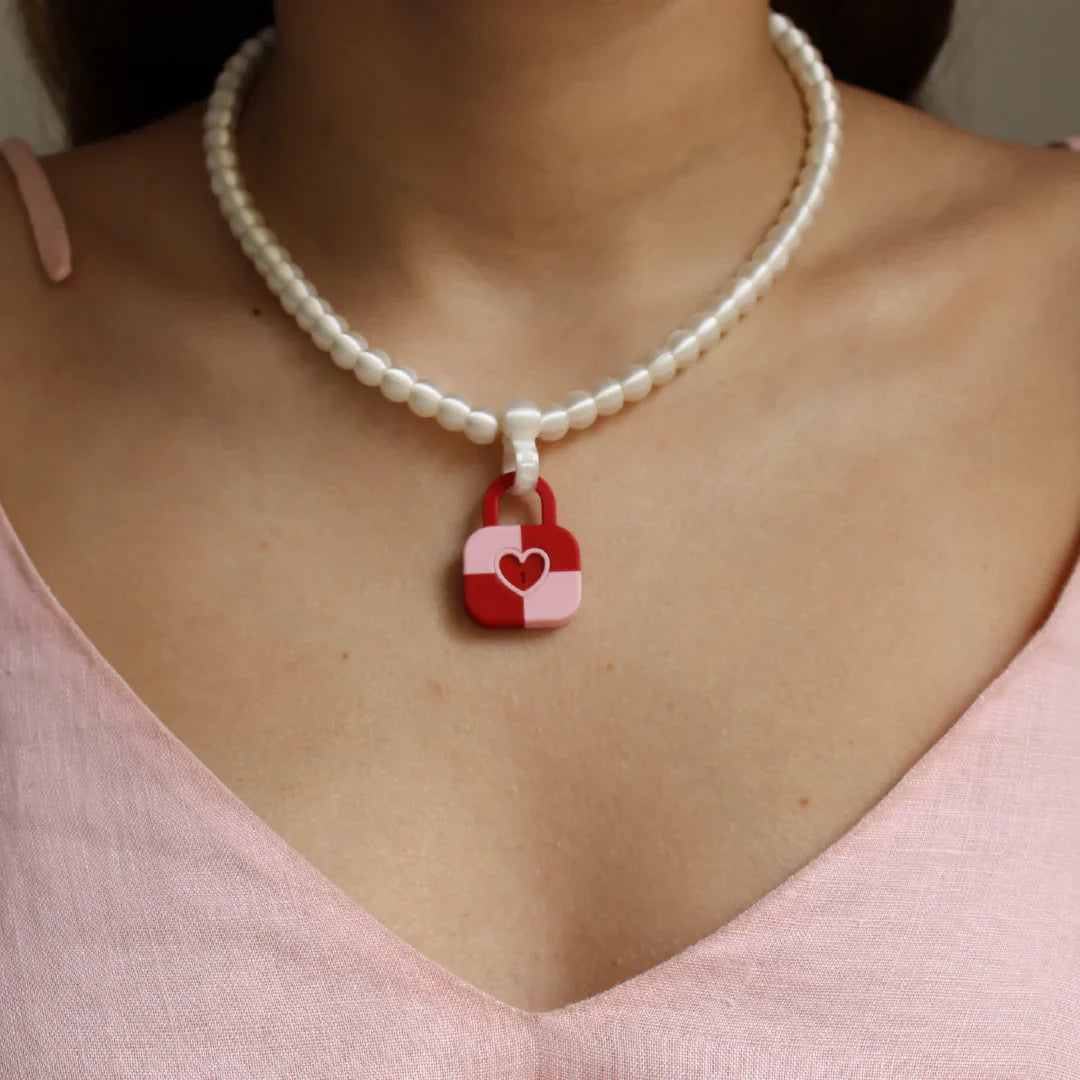 COLLAR DE PERLAS CON DIJE DE CANDADO